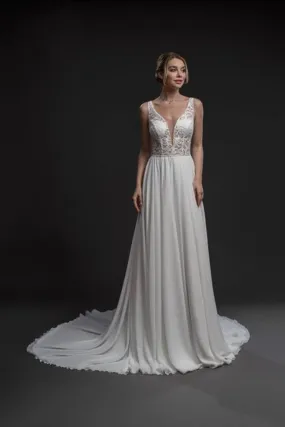 ---Abito da sposa dal taglio sobrio e sofisticato valorizzato dall’impiego di tessuti esclusivi come il chiffon e pizzo con scol