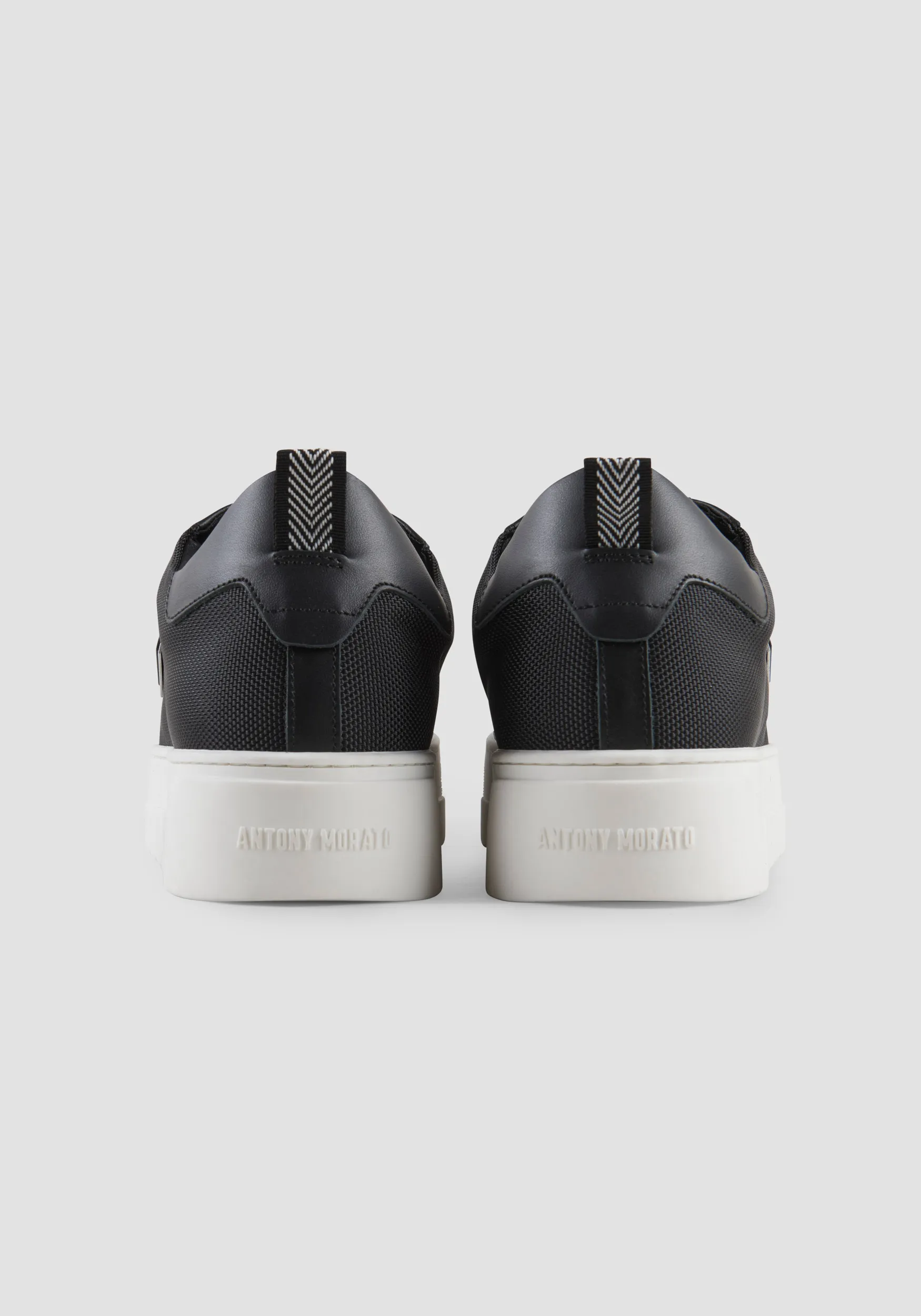 SNEAKER BASSA “METAL BOLD” IN NYLON E PELLE CON PLACCHETTA LOGATA